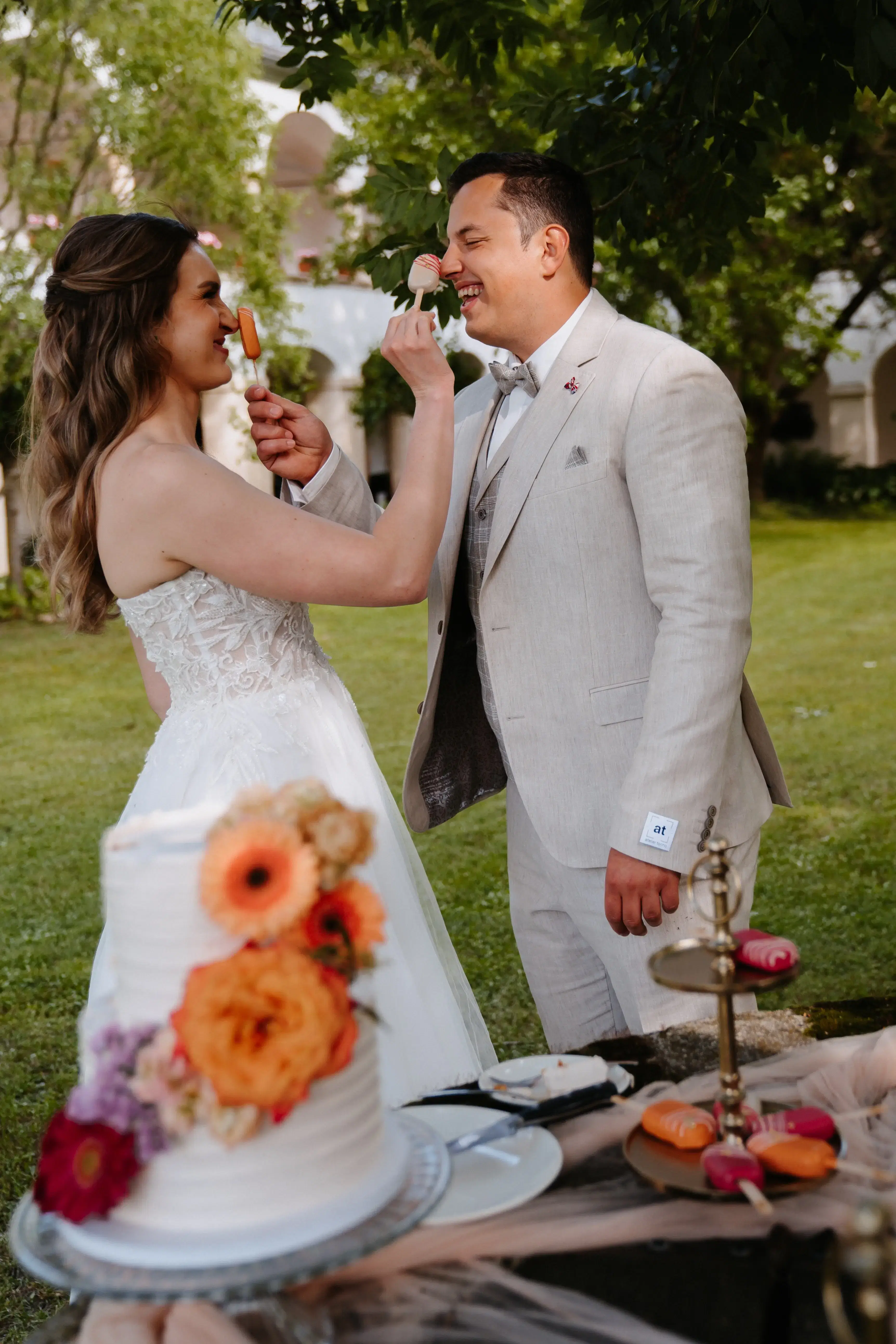 Die glückliche Braut und der glückliche Bräutigam am Sweet Table einer perfekt geplanten Hochzeit.