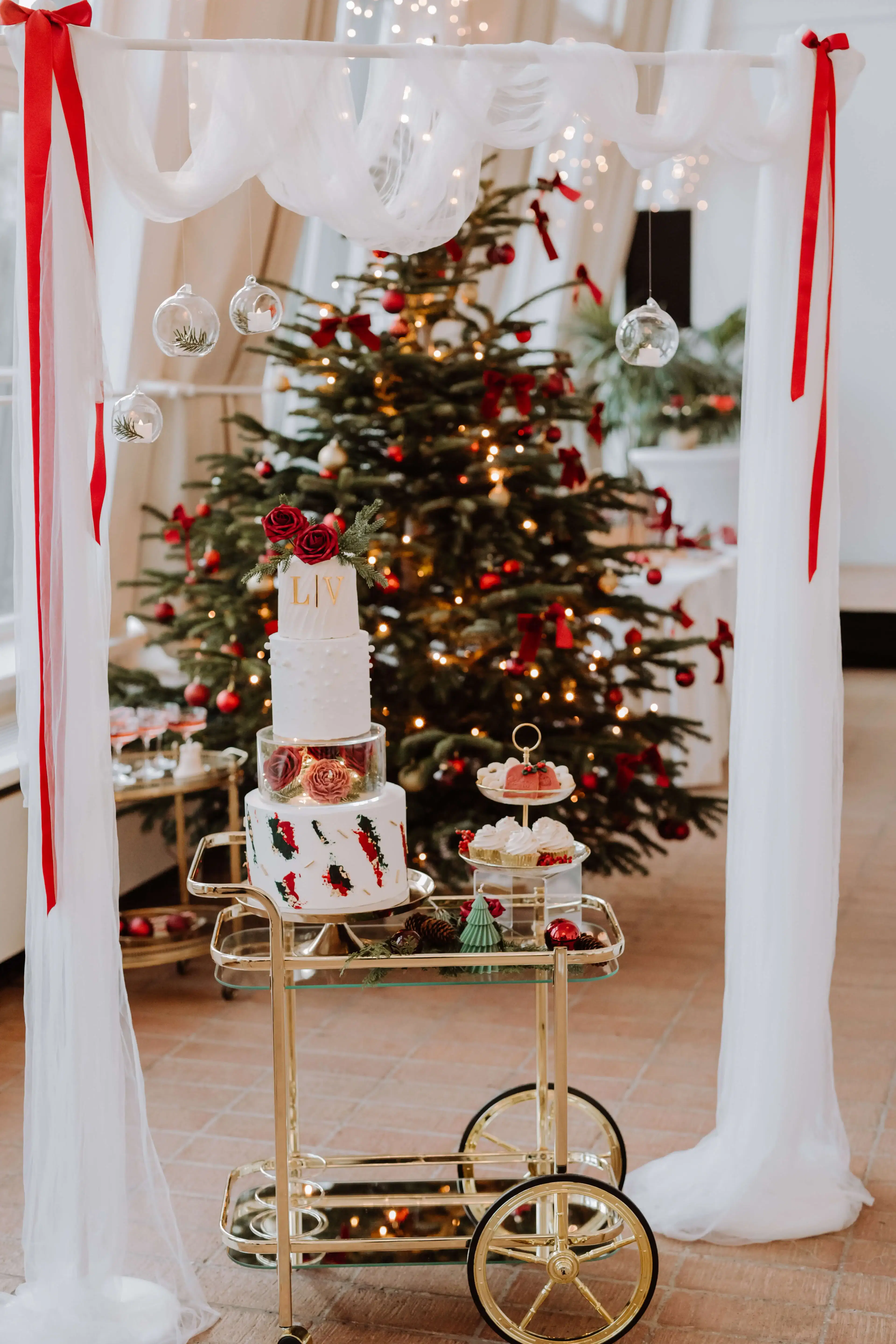 Luxuriöse Hochzeitstorte für Winterhochzeit, festliches Design